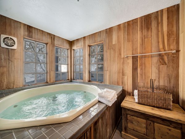 Alta Skiín/Ski-out Four Bedroom Vacation Rental Condo