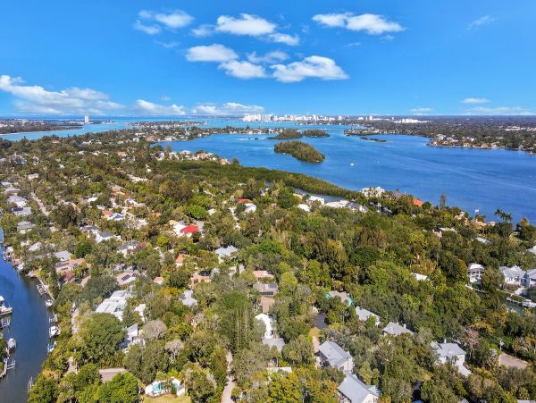 Charming Vacation Home in Sarasota 3 Bedrooms Walk To Beach
