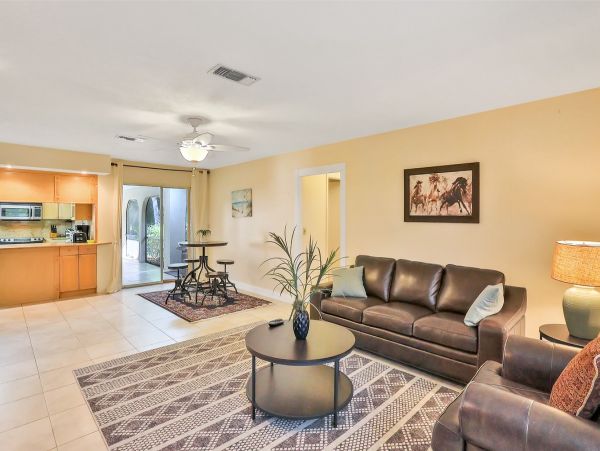 Charming Vacation Home in Sarasota 3 Bedrooms Walk To Beach