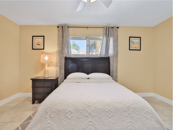 Charming Vacation Home in Sarasota 3 Bedrooms Walk To Beach