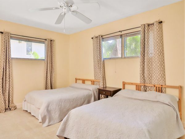 Charming Vacation Home in Sarasota 3 Bedrooms Walk To Beach