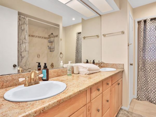 Charming Vacation Home in Sarasota 3 Bedrooms Walk To Beach
