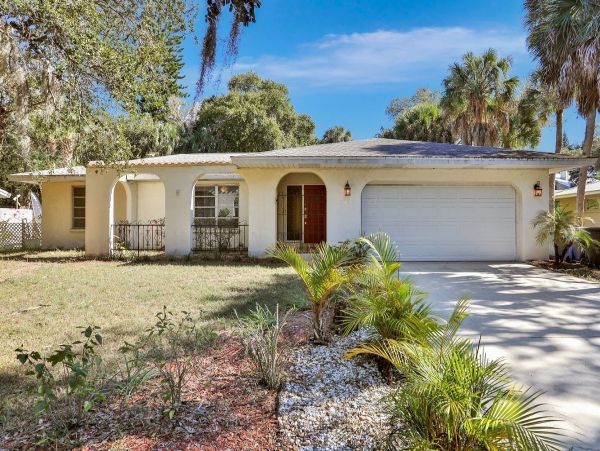 Charming Vacation Home in Sarasota 3 Bedrooms Walk To Beach