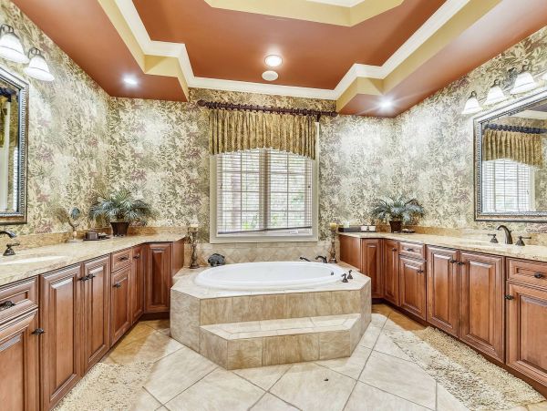 Six Bedroom Family Fun Home with Pool & Spa in Hilton Head