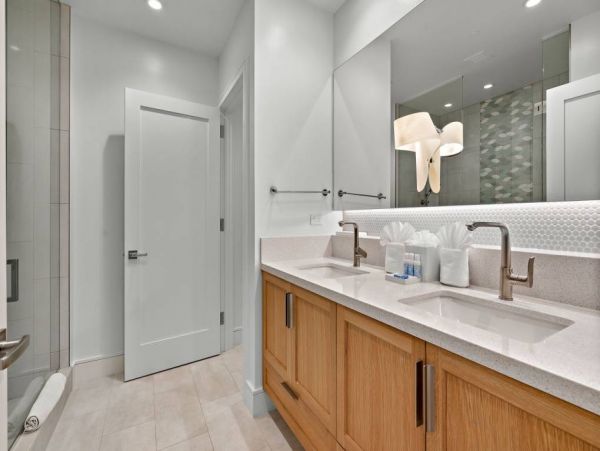 Ground Floor 3 Bedroom Luxury Condo Steps to Beach