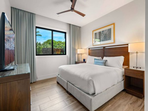 Ground Floor 3 Bedroom Luxury Condo Steps to Beach