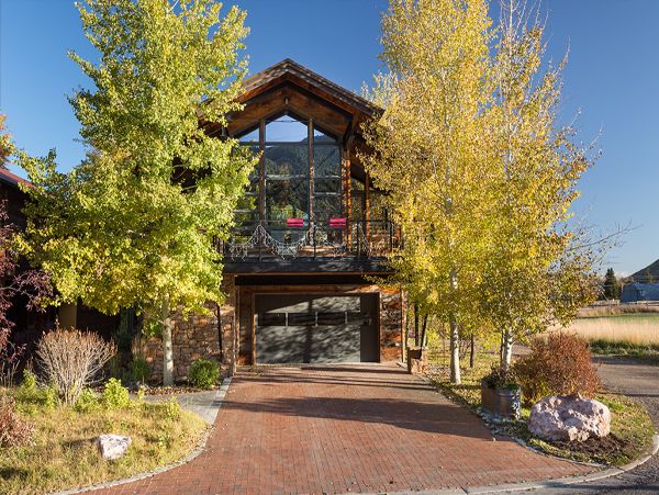 Understated Mountain Luxury Blends Style & Comfort