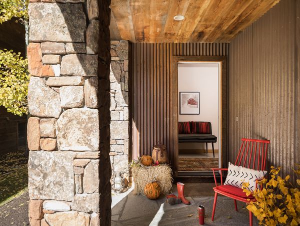 Understated Mountain Luxury Blends Style & Comfort