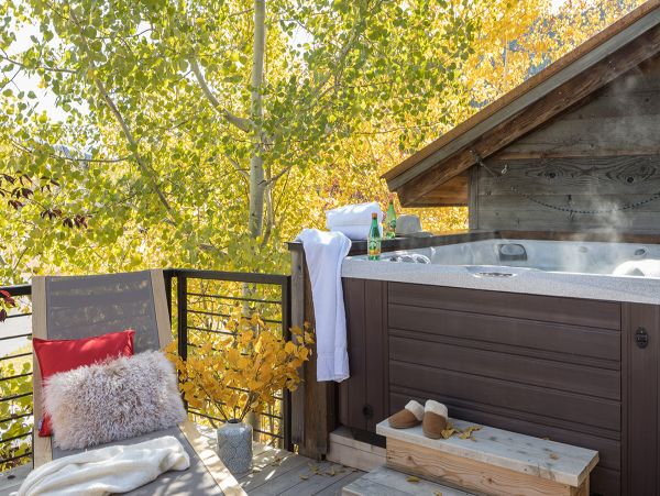 Understated Mountain Luxury Blends Style & Comfort