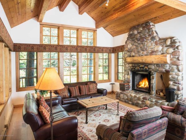 Great European Style Ski Chalet with 4 Bedrooms Sleeps 8 Guests