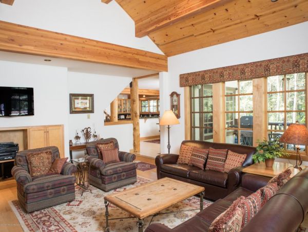 Great European Style Ski Chalet with 4 Bedrooms Sleeps 8 Guests