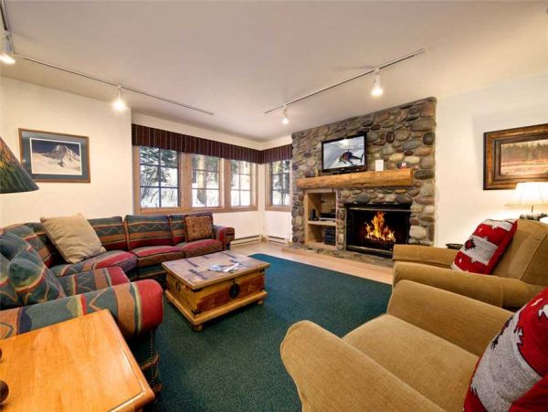 Great European Style Ski Chalet with 4 Bedrooms Sleeps 8 Guests