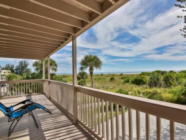 Beachfront Vacation Condo in Siesta Key Sleeps 5