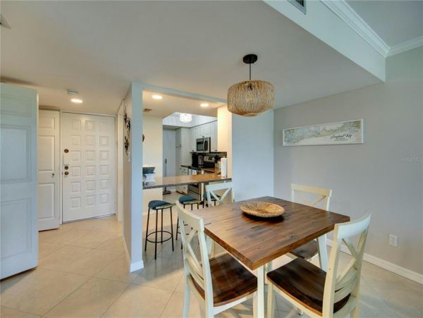 2 Bedroom Vacation Condo in Longboat Key Steps from Beach