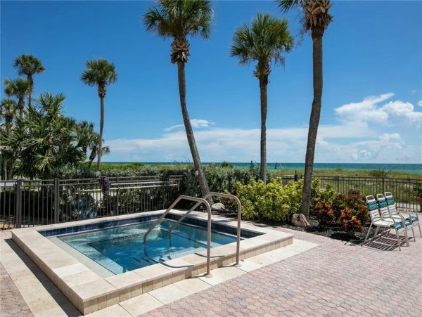 2 Bedroom Vacation Condo in Longboat Key Steps from Beach