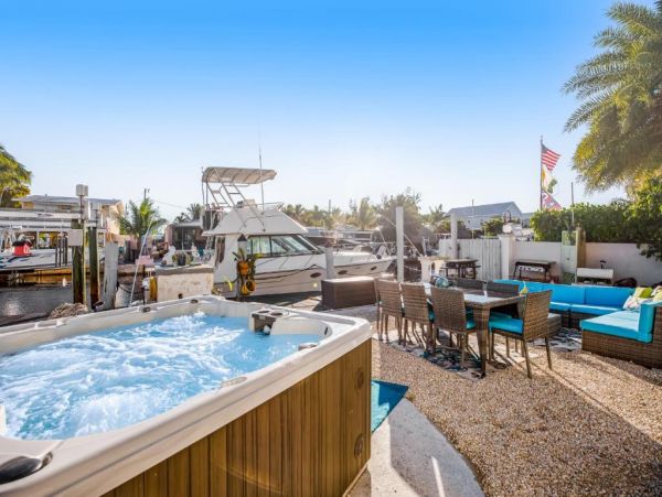 Dog-Friendly 2 Bedroom Home with Private Hot Tub