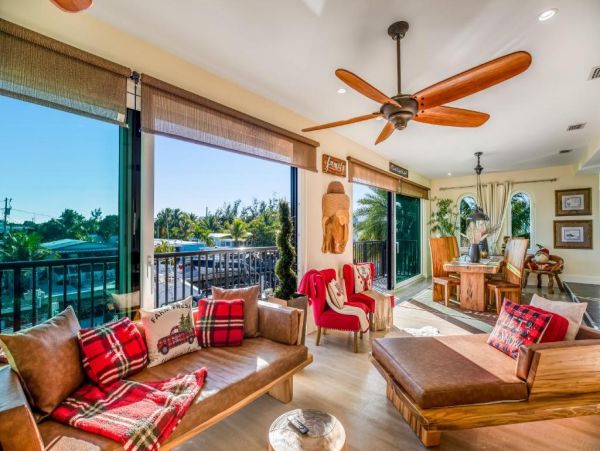 Dog-Friendly 2 Bedroom Home with Private Hot Tub