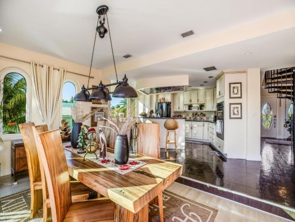 Dog-Friendly 2 Bedroom Home with Private Hot Tub
