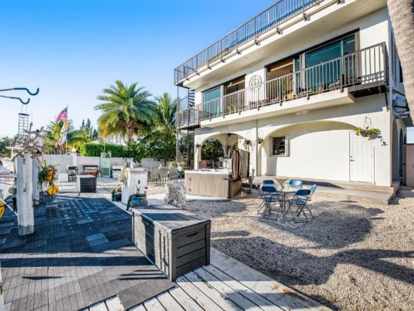 Dog-Friendly 2 Bedroom Home with Private Hot Tub