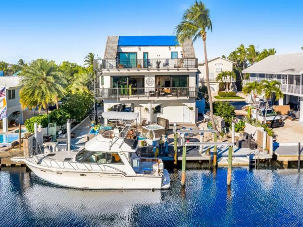 Dog-Friendly 2 Bedroom Home with Private Hot Tub