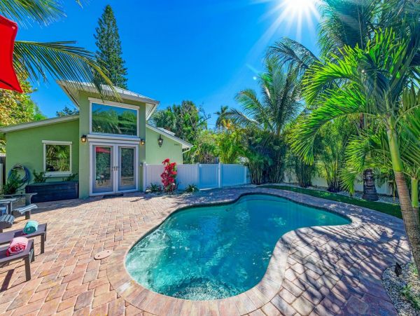 Holmes Beach Vacation Rental Sleeps 6 Guests
