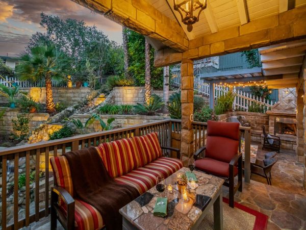 3 Bedroom Home with Balcony and Outdoor Kitchen & Fireplace