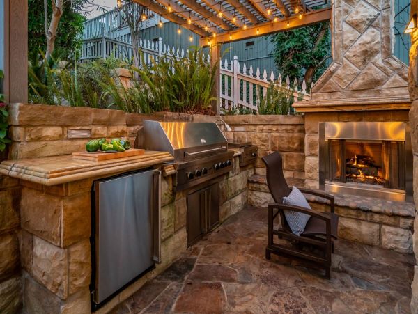 3 Bedroom Home with Balcony and Outdoor Kitchen & Fireplace