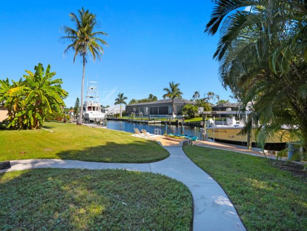 Cape Coral Vacation Home Four Bedrooms Sleeps 8 Canal Views