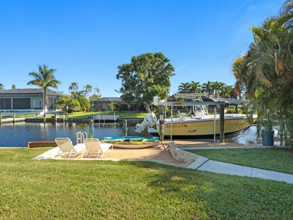 Cape Coral Vacation Home Four Bedrooms Sleeps 8 Canal Views