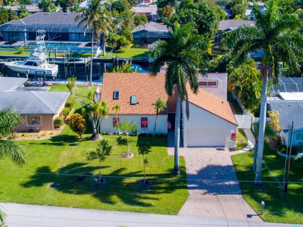 Cape Coral Vacation Home Four Bedrooms Sleeps 8 Canal Views