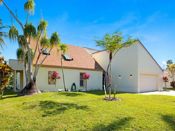Cape Coral Vacation Home Four Bedrooms Sleeps 8 Canal Views