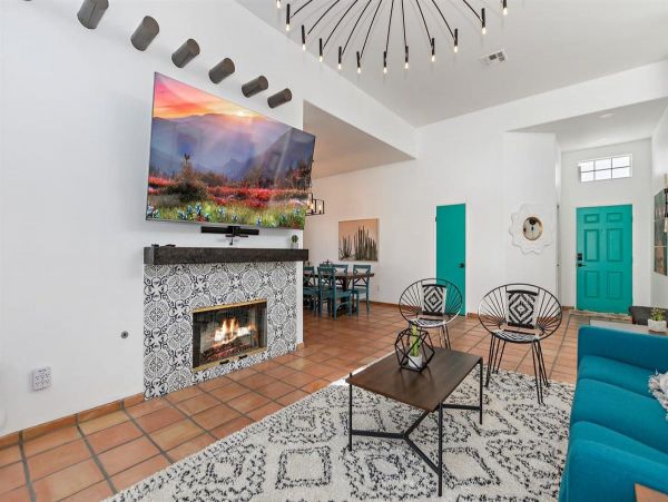 La Quinta 3 Bedroom Home with Deck & Pool