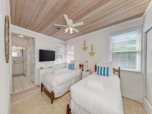 Holmes Beach Two Bedroom Vacation Cottage Walk To Beach