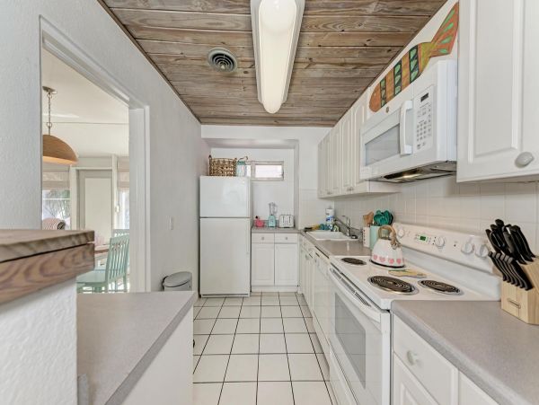 Holmes Beach Two Bedroom Vacation Cottage Walk To Beach