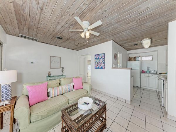 Holmes Beach Two Bedroom Vacation Cottage Walk To Beach