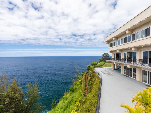 Oceanfront Six Bedroom Rental Estate in Hamakua Coast