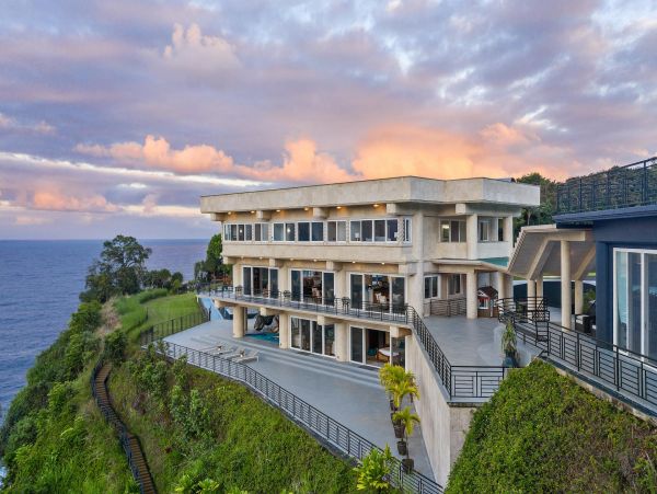Oceanfront Six Bedroom Rental Estate in Hamakua Coast