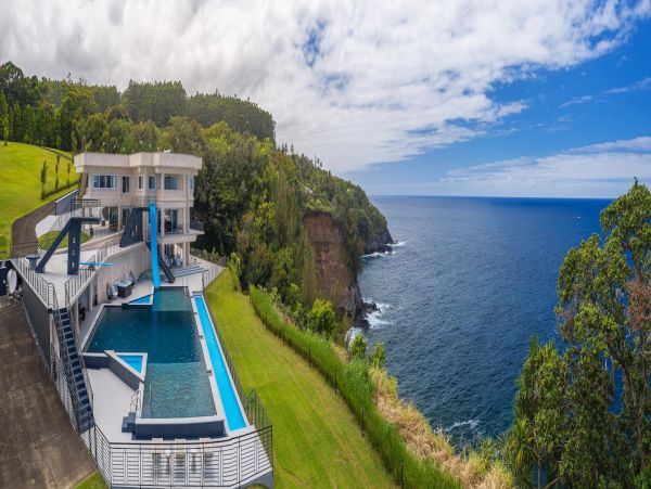 Oceanfront Six Bedroom Rental Estate in Hamakua Coast