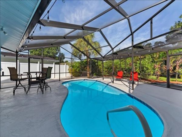 Sarasota 3 Bedroom Home Private Caged Pool & Patio Sleeps 6