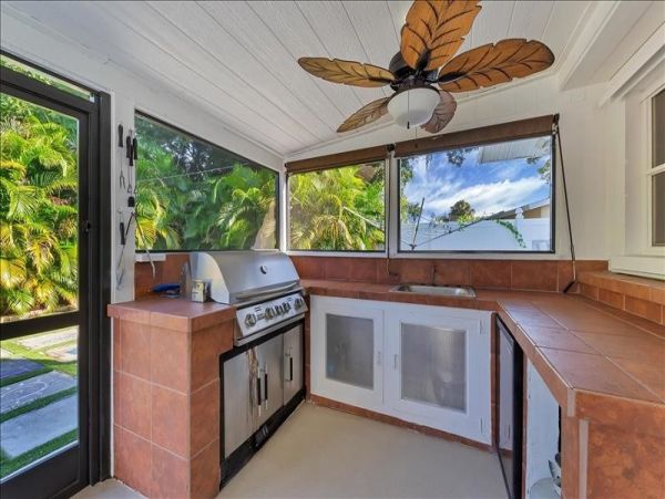 Sarasota 3 Bedroom Home Private Caged Pool & Patio Sleeps 6