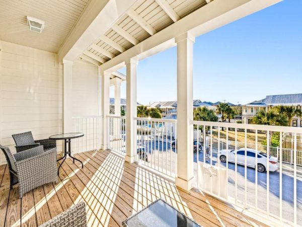 Dog-Friendly 3 Bedroom Destin Townhome with Shared Pool