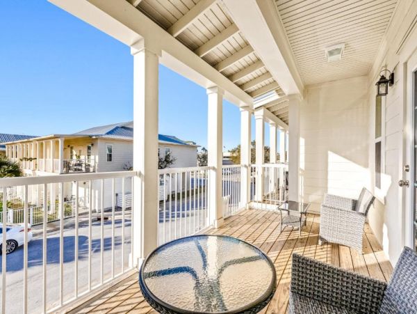 Dog-Friendly 3 Bedroom Destin Townhome with Shared Pool