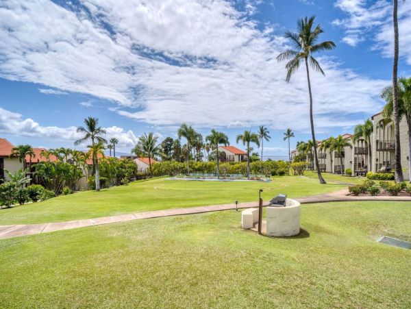 Spacious Maui 3 Bedroom Condo with Shared Pool Sleeps 8