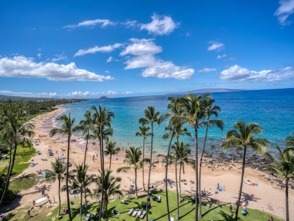 Spacious Maui 3 Bedroom Condo with Shared Pool Sleeps 8