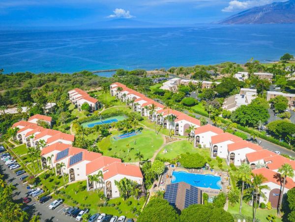 Spacious Maui 3 Bedroom Condo with Shared Pool Sleeps 8