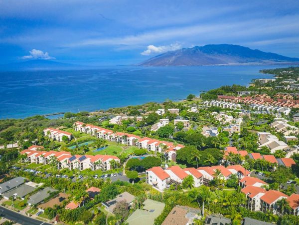 Spacious Maui 3 Bedroom Condo with Shared Pool Sleeps 8