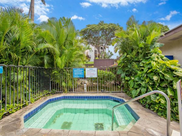 Spacious Maui 3 Bedroom Condo with Shared Pool Sleeps 8