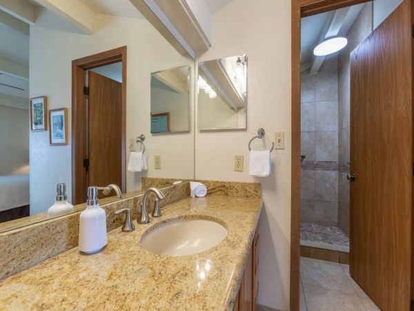 Spacious Maui 3 Bedroom Condo with Shared Pool Sleeps 8