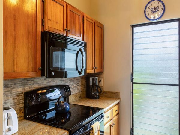 Spacious Maui 3 Bedroom Condo with Shared Pool Sleeps 8