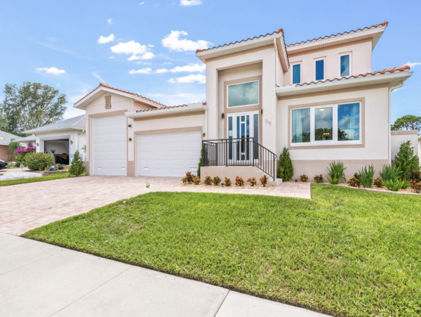 Four Bedroom Rental Home with Private Hot Tub in Bradenton